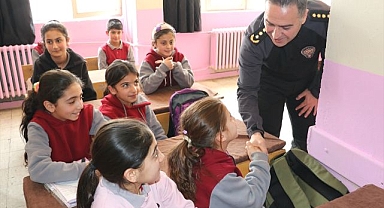 Polislerden köy çocuklarını ısıtan yardım