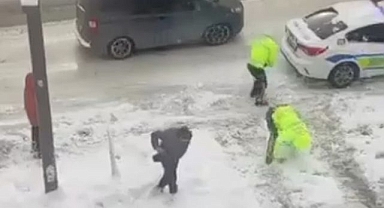 Polislerden yürekleri ısıtan görüntü