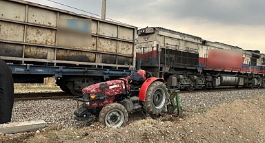 Raylarda sıkışan traktöre tren çarptı!