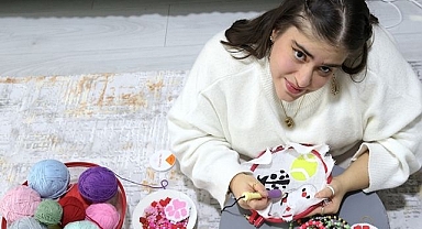 Rengarenk iplerle hayata tutundu