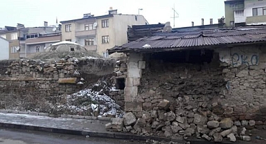 Restorasyon kapsamında tarihi hamam yıkılıyor