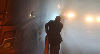 Seyir halindeki tır alevlere teslim oldu!