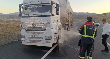 Seyir halindeki tırda yangın paniği: Facia son anda önlendi   