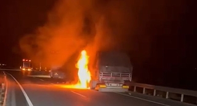 Seyir halindeyken alev aldı! Çevrede paniğe neden oldu!