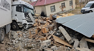 Tavuk yüklü tır devrildi!