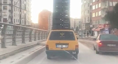 Tehlikeye aldırmadı! Otomobilin tavanında kasa taşıdı