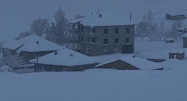 Tek katlı evler kar altında kaldı