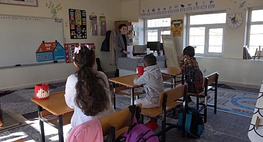 Tek öğretmen, dört öğrenci: Köy okuluna yürek ısıtan dokunuş  