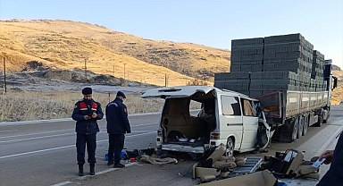 Tıra çarpan araçta can verdiler