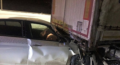 Tıra çarpan otomobilde can pazarı!