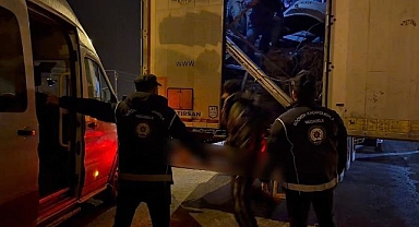 Tırın dorsesine gizlendiler! 