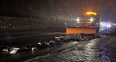 Trafikte tehlikeli anlar! Kayalar yola savruldu