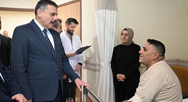 Vali Çiftçi hastalara moral oldu
