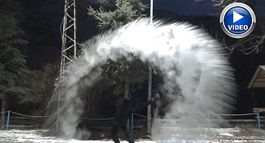Vatandaşın soğuk hava deneyi... Sıcak su havada dondu