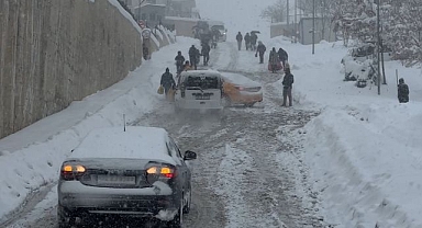 Vatandaşlar araçlarını bırakıp yürüdü