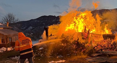 Yanan ahır alevlere teslim oldu!