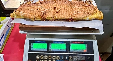 Yarım kiloluk dev tost fiyatıyla şaşırtıyor