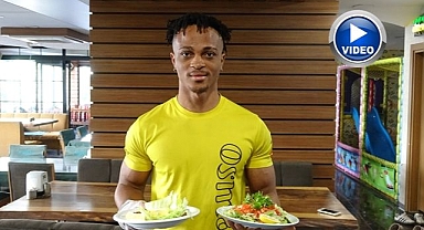 Yemek servisleri Nijeryalı Micheal'den 