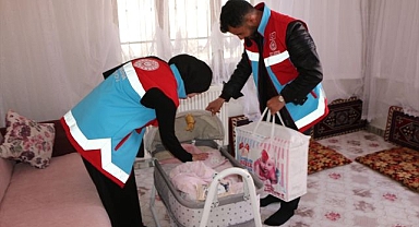 Yeni doğan miniklere sevgi dolu hediye