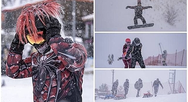 Yoğun kar yağışı altında kayak keyfi 