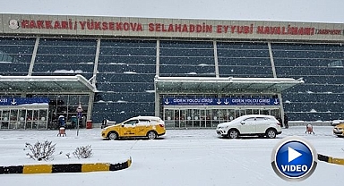 Yoğun kar yağışı uçak seferlerini vurdu!