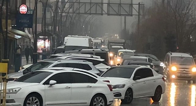 Yoğun yağışlar uçak seferlerini durdurdu