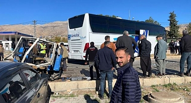 Yolcu otobüsü ile traktör çarpıştı!