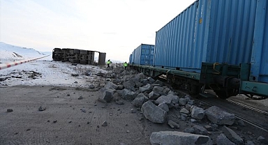 Yük treninin çarptığı kamyonun sürücüsü öldü