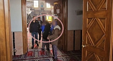 Zabıtayı görünce camiye kaçtılar! Cemaat neye uğradığını şaşırdı