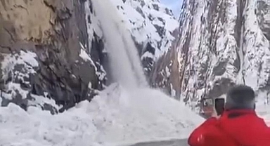 2 ayrı çığ düştü: Yol ulaşıma kapandı