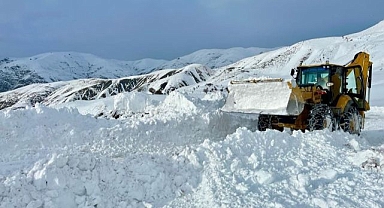 2 metrelik karlı yolda zorlu çalışma