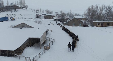 4 saatlik zorlu yolculukla köye ulaştırıldılar