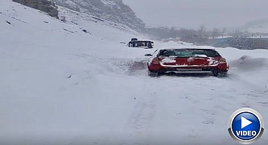 Aracının üstüne çığ düştü: sürücü son anda kurtarıldı!