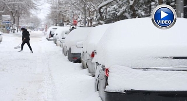 Araçlar kara gömüldü!