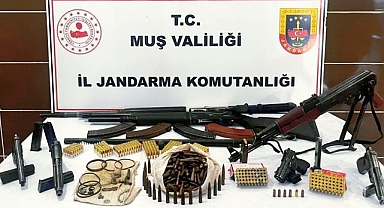 Aranan evden cephanelik ve tarih çıktı