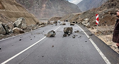  Artvin-Şavşat Karayolu’nda heyelan