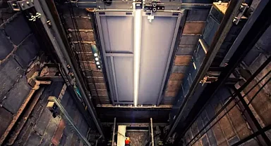 Asansör halatı koptu: Anne kız dehşeti yaşadı