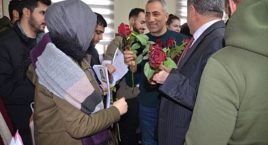 Atanan öğretmenlere güllü karşılama