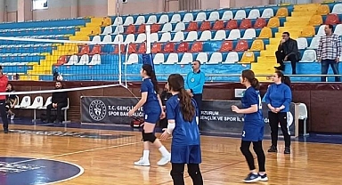 Atatürk Üniversitesi Vakıf Okulları voleybolda il üçüncüsü oldu   