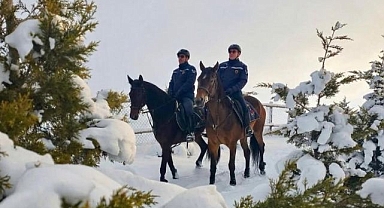 Atlı jandarmadan kış nöbeti!