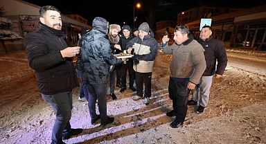 Aziziye’de gece mesaisi: Kar timlerine tatlı moral