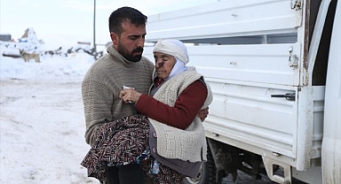 Babaannesini kucağında taşıyan torun duygularını anlatı 