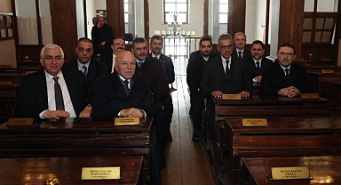 Bakan ve beraberindekiler ağır hasarlı Kongre Binası’nda! 