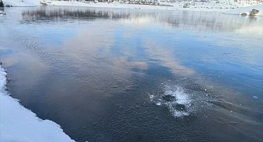 Barajın yüzeyi buzla kaplandı