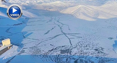 Barajın yüzeyi dondu! Görüntüsüyle büyüledi