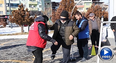 Beyaz bastonlarla engelleri aşmaya çalıştılar