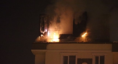 Binanın çatı katında çıkan yangın korkuttu