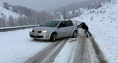 Birçok araç karlı yolda  mahsur kaldı