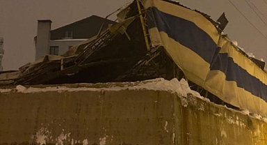 Biriken kar halı sahanın çatısını çökertti