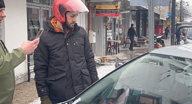 Boru park halindeki aracın üzerine düştü